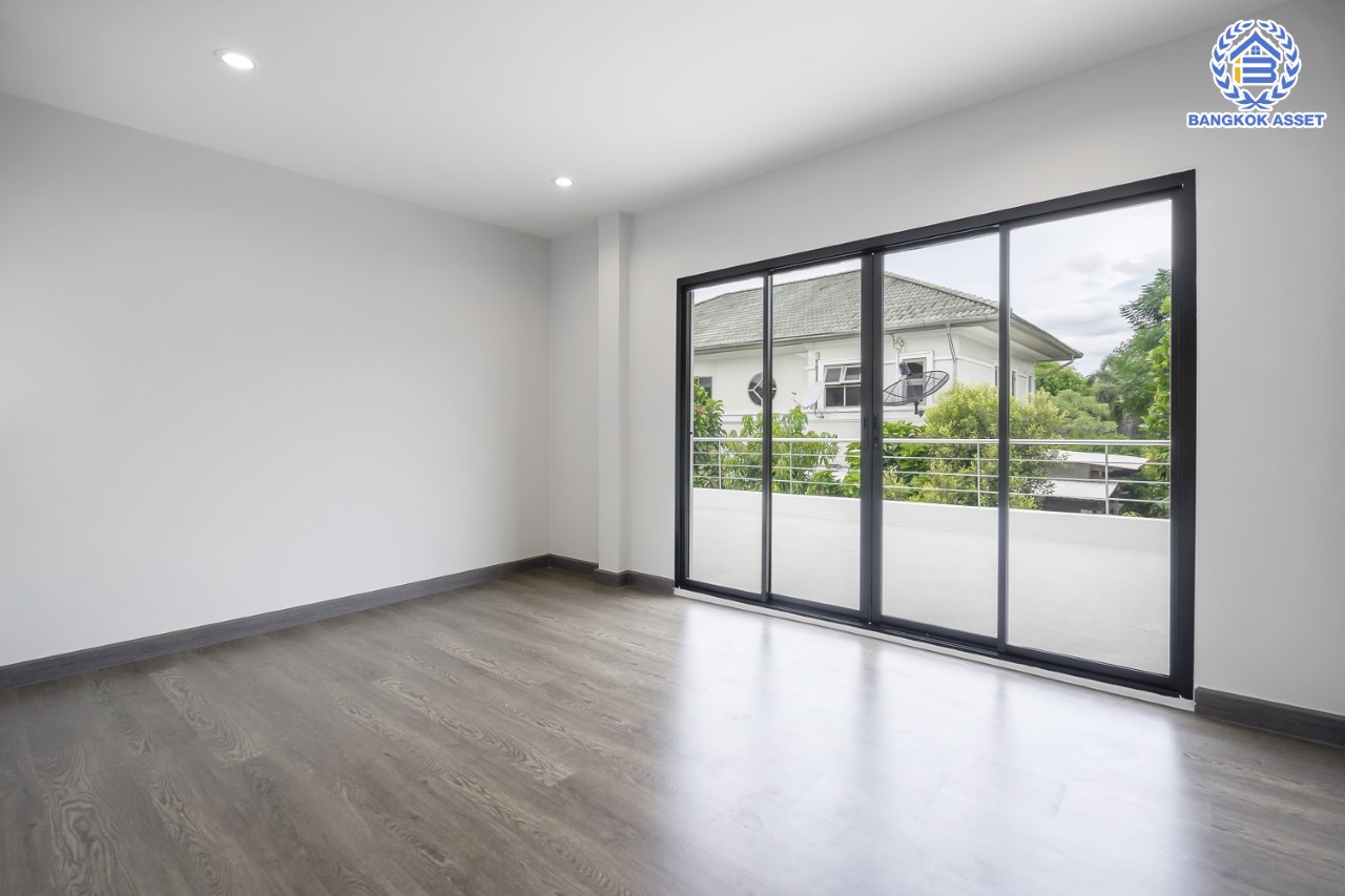 บ้านมือสองตกแต่งใหม่ ม.ศุภาลัย ออร์คิดปาร์ค2 ปิ่นเกล้า-ใกล้ถ.กาญจนาภิเษก หลังใหญ่ตกแต่งหรูหรา เนื้อที่ 85 ตร.ว. ฟังก์ชัน 4 ห้องนอน 4 ห้องน้ำ 1 ห้องแม่บ้าน จอดรถได้ 2 คัน บนทำเลเดินทางสะดวก เชื่อมต่อหลายเส้นทาง และเดอะมอลล์บางแค ทางด่วน "กาญจนาภิเษก" และรถไฟฟ้า "สถานีภาษีเจริญ"